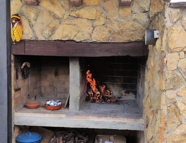 barbacoa, doble fuego, fuego encendido, paredes de piedra