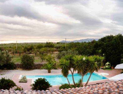 piscina muy grande en un jardín esta en una finca medio del campo aislada, ideal musulmanas